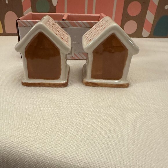 Gingerbread Houses Salt and Pepper Shakers NIB - Pairs well with mug - Picture 2 of 7